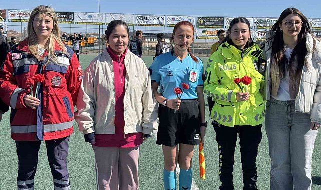 Kulu'da kadın hakem, polis ve sağlıkçıya 8 Mart'ta çiçek