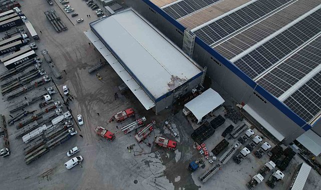 Lojistik firmasında yangın: 1 itfaiye eri yaralandı