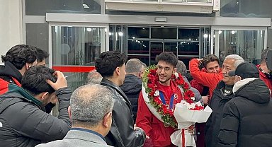 Milli sporcu Furkan Akar çiçeklerle karşılandı