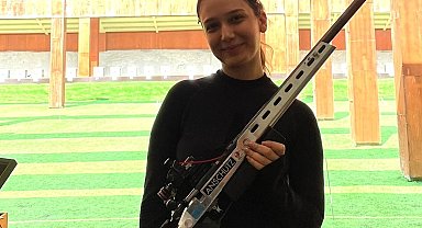 Milli sporcu kendi rekorunu kırarak zirveye çıktı