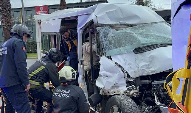 Minibüs, hafif ticari araç ve otobüse çarptı: 7 yaralı