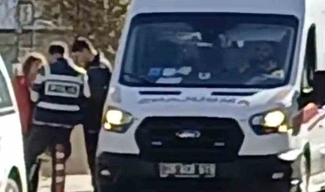 Motosikleti üzerine devrilen sürücü yaralandı