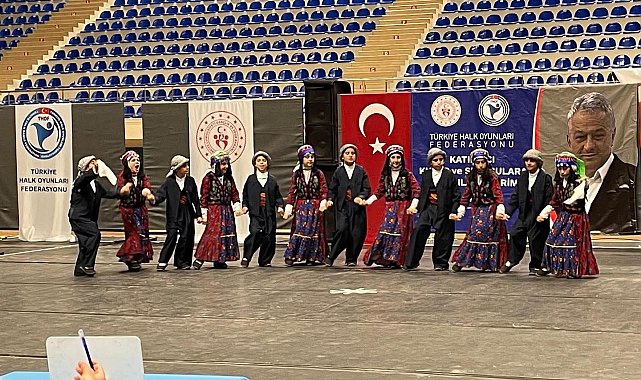 Muradiye'nin minik halk oyuncuları il birincisi oldu