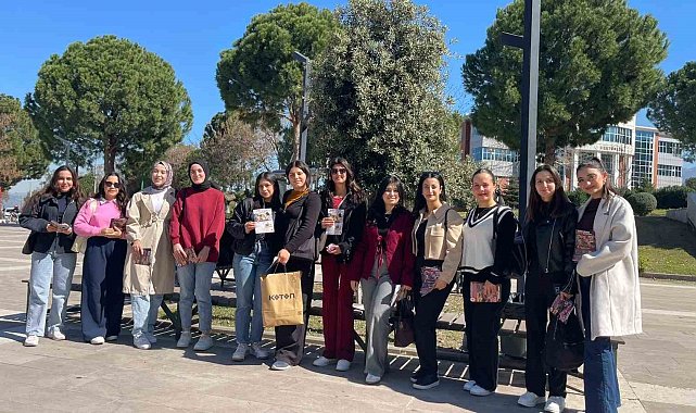 Osmaniye'de öğrenciler Kadınlar Günü'nde gül şeklinde mum dağıttı