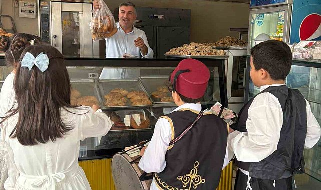 Osmaniye'de öğrenciler maniler okudular, lokum dağıttı