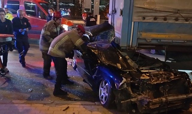 Otomobil tırın altına girdi: Sürücü ağır yaralandı