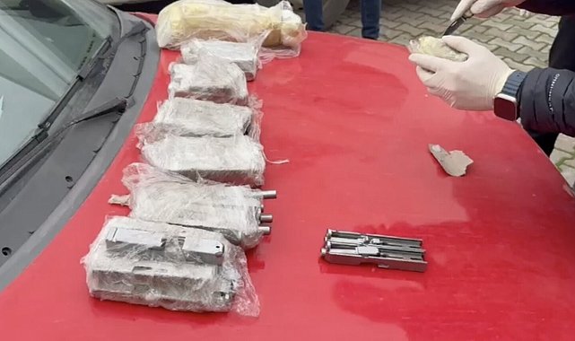 Otomobilin kapılarına zulalanmış cephanelik polis ekiplerince yakalandı