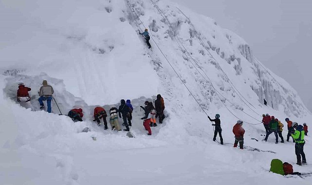 Palandöken'de buz tırmanışı eğitimi başarıyla gerçekleşti
