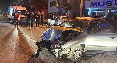 Park halindeki araca çarpan otomobil kamerada: 2 yaralı