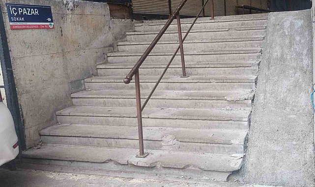 Pazar yerine yapılan engelli rampaları tepki çekti