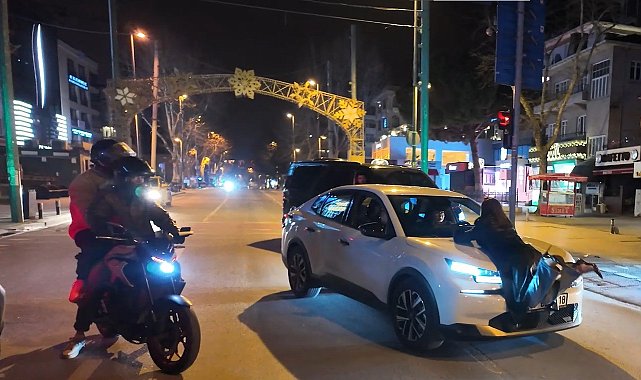 Polis uygulamasında ilginç anlar: Alkollü yolcu çakar iddiasıyla aracın önüne atladı