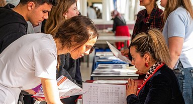 Radikal Okullarında kariyer günleri: Uzman isimler öğrencilerle geleceği konuştu