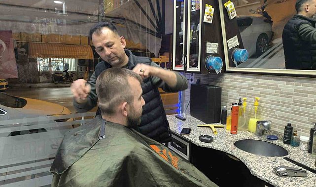 Ramazan Bayramı'nı oturdukları berber sandalyelerinde karşıladılar