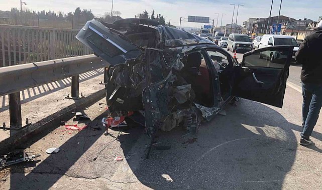 Refüje çarpıp karşı şeride savrulan otomobil su tankerine çarptı: Sürücü ağır yaralı