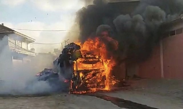 Saman yüklü tır yangında kül oldu