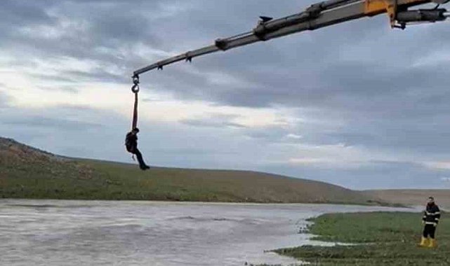 Şanlıurfa'da dere sularına kapılan traktör sürücüsü vinçle kurtarıldı