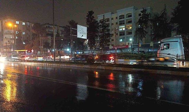 Şanlıurfa'da kısa süreli sağanak hayatı olumsuz etkiledi