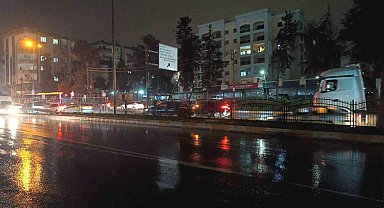 Şanlıurfa'da kısa süreli sağanak hayatı olumsuz etkiledi