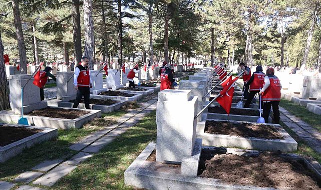 Şehit kabirleri bayram ve anma gününe hazır