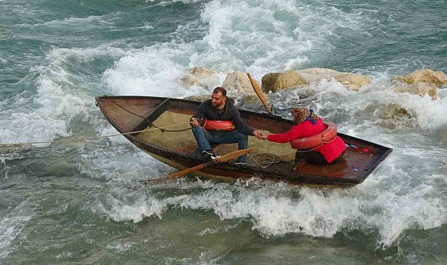 Seyhan Nehri'nde can pazarı: Ele ele tutuşup yardım beklediler
