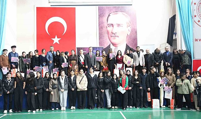 Şırnak'ta genç yetenekler tiyatro il finalinde sahne aldı