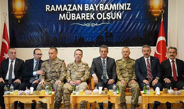 Şırnak'ta protokol-vatandaş bayramlaşması