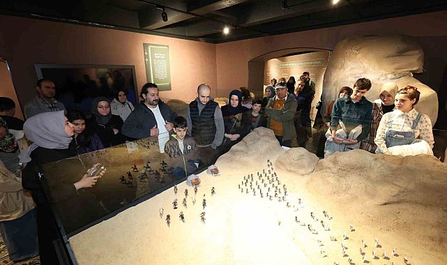 Siyer Sergisi ve Mukaddes Emanetler Sergisi Kadir Gecesi'nde doldu taştı