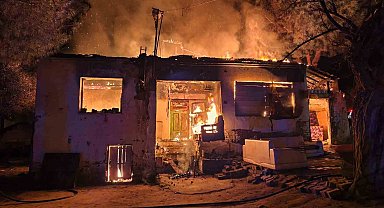 Sultanhisar'da müstakil ev alevlere teslim oldu