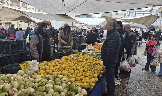 Tahmazoğlu, semt pazarı esnafını ziyaret etti