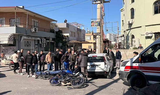 Tarsus'ta otomobil ile motosiklet çarpıştı: 2 yaralı