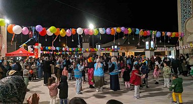 Teravih sonrası cami avlusunda çocuk şenliği düzenlendi