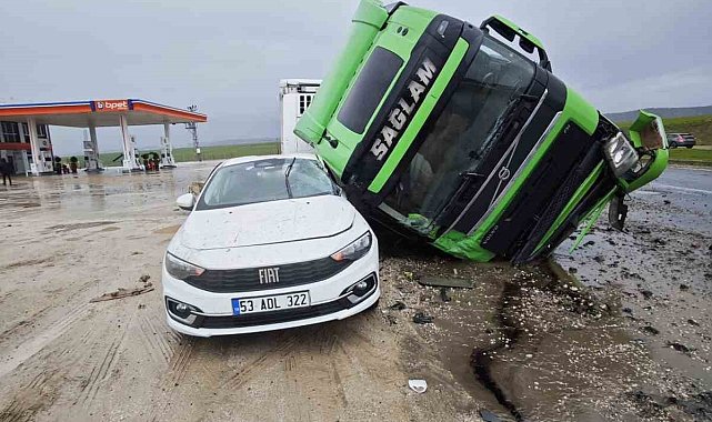 Tır otomobilin üstüne devrildi