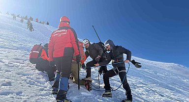 Uludağ'da mahsur kalan 2 kadın kurtarıldı