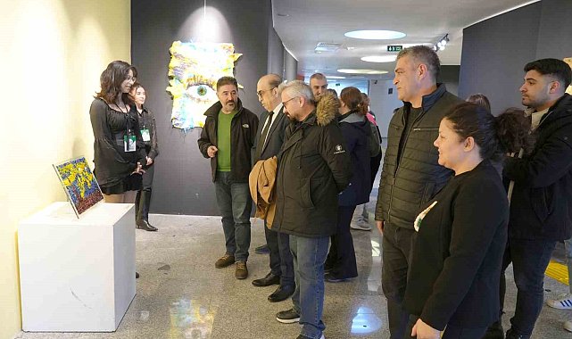 Üniversite öğrencileri atıkları sanata dönüştürdü