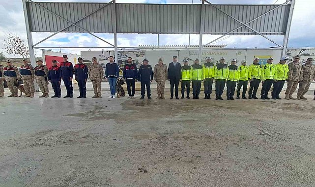 Vali Kalaylı uygulama noktasında güvenlik güçleri ve vatandaşlarla bayramlaştı