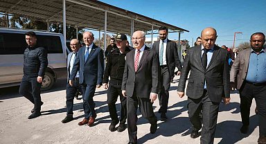 Vali Köşger açıklama yaptığı sırada artçı depreme yakalandı