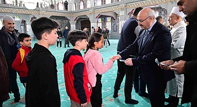 Vali Köşger bayram sevincini görevi başındaki personeller ve vatandaşlarla paylaştı