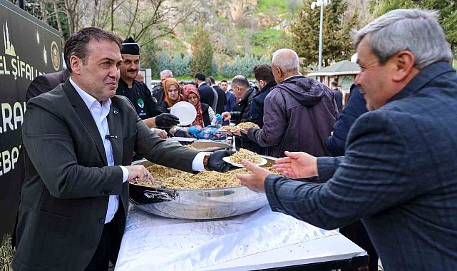 Vali Sözer'den Şeyh Edebali Türbesi'nde vatandaşlara şifalı pilav ikramı