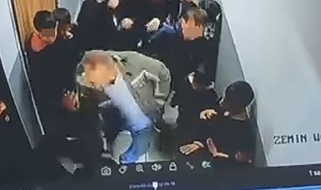 Van'da okulda dehşet: Çocuğuna kartopu atan öğrenciyi koridorda darp etti