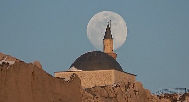 Van'da tarih ile dolunayın buluşması görsel şölen sundu