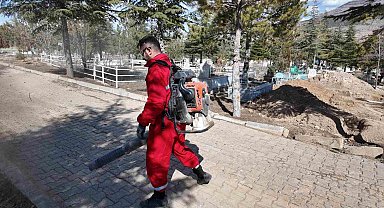 Yahyalı Belediyesi'nden bayram öncesi mezarlıklarda temizlik çalışması