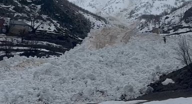 Yüksekova'da çığ paniği: Köy halkı faciadan döndü