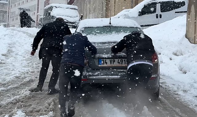 Yüksekova'da kar yağışı etkisini arttırdı, araçlar rampada mahsur kaldı