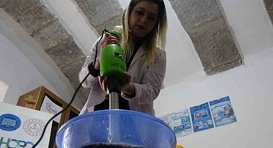 Yumurta kolilerinden el yapımı kağıt üretiyorlar