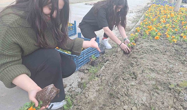 Yurt bahçesi gönüllü öğrencilerle bahara hazırlandı