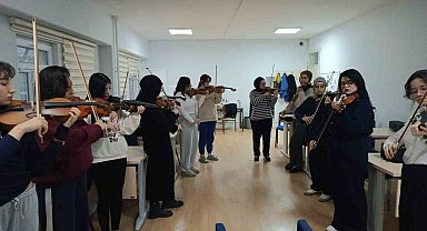 Yurt öğrencileri için keman kursu başladı