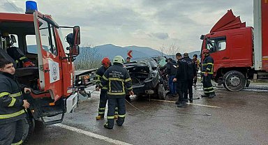 Zonguldak'ta aracıyla kamyona çarpan polis sürücü ağır yalandı