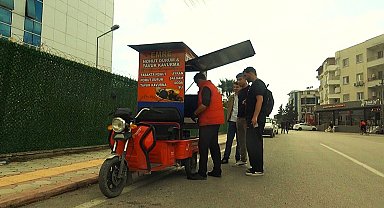 1 metrekarelik ekmek teknesiyle nohut dürüm lezzetini vatandaşın ayağına götürüyor