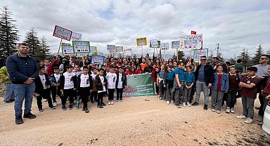 15 okuldan 230 öğrenci 115 fidanı toprakla buluşturdu