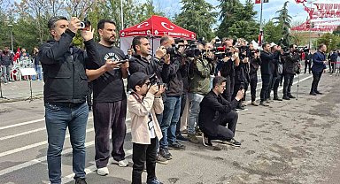 23 Nisan kutlamalarının en renkli ismi: Fotoğraf makinesini aldı, 6 yaşındaki "gazeteci" oldu
